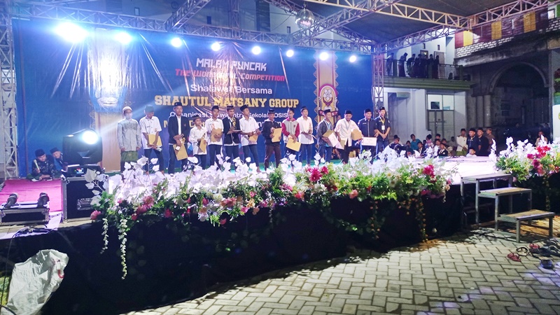 Penyerahan Hadiah Pemenang Lomba Penyerahan Hadiah Pemenang Lomba